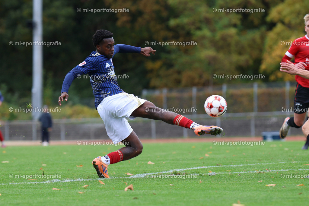 Fußball I Herren I Saison 2025/2026 I Regionalliga Nord I 17. Spieltag I 1. FC Phönix Lübeck - FSV Schöningen | Christen Frederick Mensah (28, 1. FC Phönix Lübeck) verpasst knapp den Ball - Realisiert mit Pictrs.com