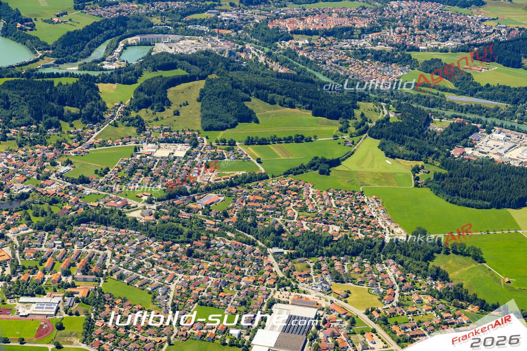 Aktuelles Luftbild von  Peiting - Die Luftaufnahme wurde 2022 mittels UL-Flugzeug erstellt ( keine Drohne ) - hochauflösende Kamera-Systeme von  Canon -Beste Qualität - Für grossformatige Ausdrucke geeignet. Die Geschenkidee !