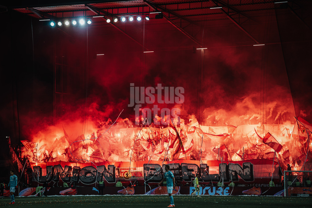 Fußball | Männer | Saison 2025/2026  | Fußball-Bundesliga | 11. Spieltag | FC St. Pauli vs. 1. FC Union Berlin | 23.11.2025 | Pyrotechnik im Auswärtsfanblock von Union Berlin Choreo