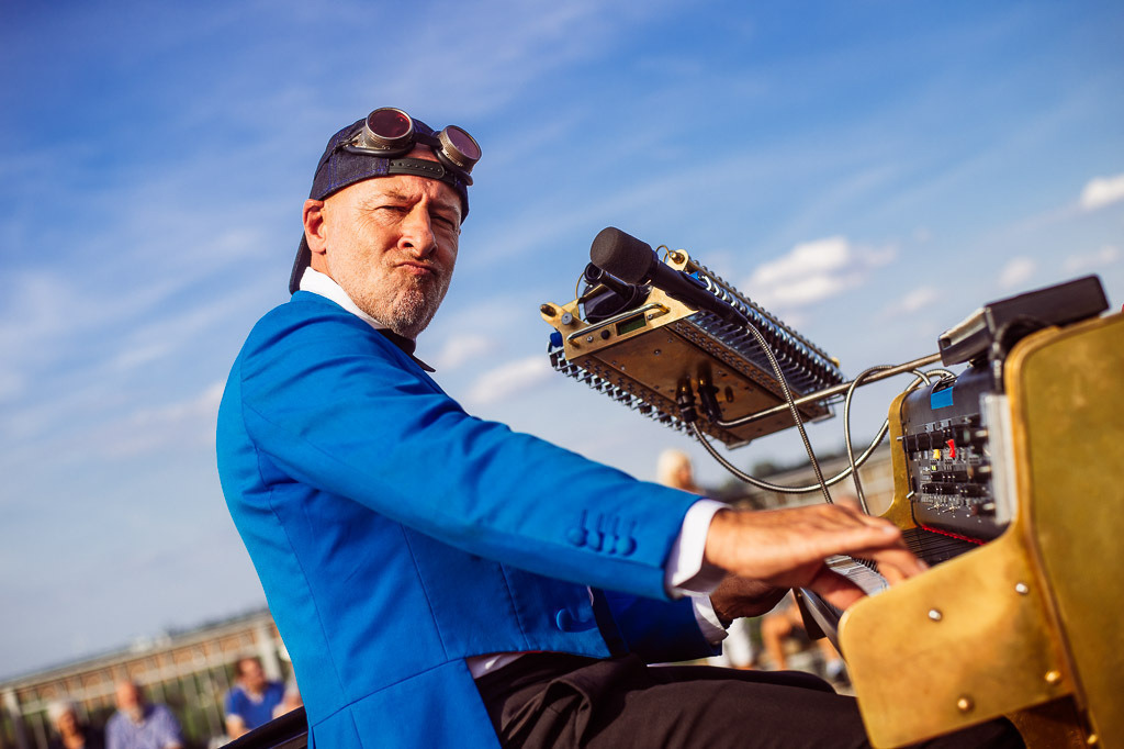 Universal Druckluft Orchester | Das Universal Druckluft Orchester mit Peter Till am Forte Belvedere Leisnig zum Festival Hallo Leisnig 2022. - Realisiert mit Pictrs.com