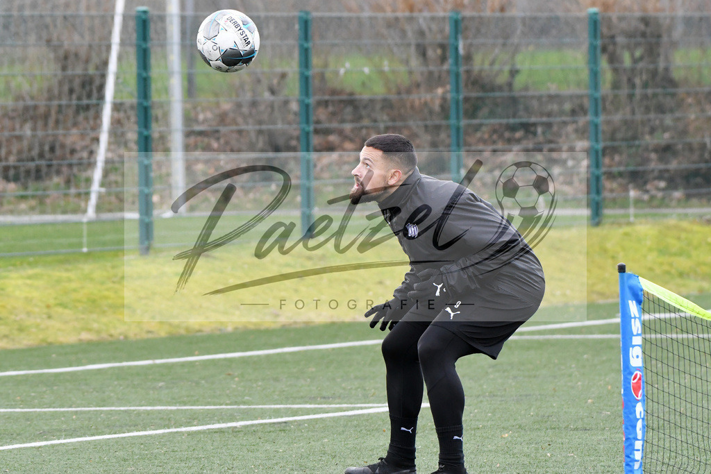 20200131_TRAOSN_0126 | Fußball, Herren: Marcos Alvarez (VfL Osnabrueck) in Aktion, am Ball, Einzelaktion waehrend der Trainingseinheit des VfL Osnabrueck im Sportpark Illoshoehe am 31.01.2020 in Osnabrueck, Deutschland. - Realisiert mit Pictrs.com