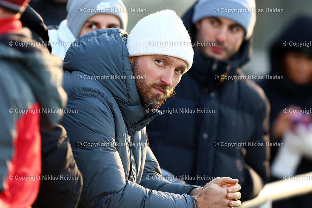 NH_HamburgerSVU19_Hannover96U19_DFBNachwuchsliga_22112025 | Marco Höger (Kaderplaner, 1. FC Köln U21)Fußball I Junioren I U19 DFB-Nachwuchsliga Vorrunde Gruppe A I Saison 2025-2026 I 12. Spieltag I Hamburger SV U19 - Hannover 96 U19 I 22.11.2025 I Trainingsplatz Volksparkstadion