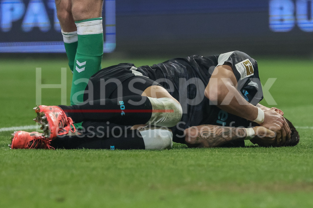 Fussball, Bundesliga, SV Werder Bremen - Bayer 04 Leverkusen | v.li.: Piero Hincapie (Bayer 04 Leverkusen, 3) liegt verletzt am Boden, Verletzung, Schmerzen, schmerzverzerrtes Gesicht, hält sich das verletzte Gesicht, DIE DFL-RICHTLINIEN UNTERSAGEN JEGLICHE NUTZUNG VON FOTOS ALS SEQUENZBILDER UND/ODER VIDEOÄHNLICHE FOTOSTRECKEN. DFL REGULATIONS PROHIBIT ANY USE OF PHOTOGRAPHS AS IMAGE SEQUENCES AND/OR QUASI-VIDEO.