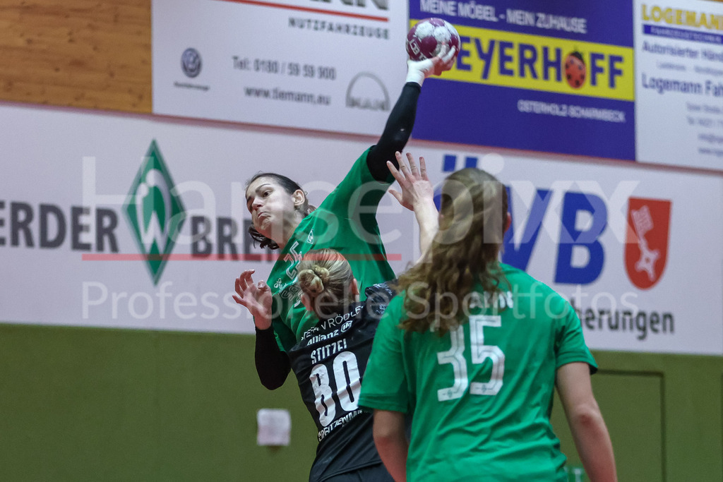 Handball, 2. Bundesliga Frauen, SV Werder Bremen - Kurpfalz Bären | v.li.: Anna Lena Bergmann (SV Werder Bremen, 25) beim Wurf, am Ball, Spielszene, Aktion, Action