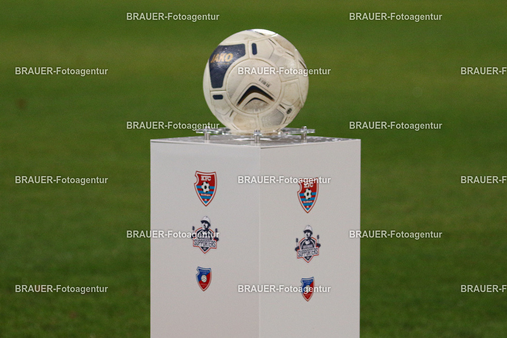 KFC Uerdingen - Ratingen 04/19 | Krefeld, Deutschland, 02.12.25 Der Spielball vor dem Oberliga Niederrhein Spiel zwischen KFC Uerdingen - Ratingen 04/19 im Krefelder Grotenburg Stadion am 02. Dezember 2025 in Krefeld (Foto von Ralph Görtz / Brauer-Fotoagentur)