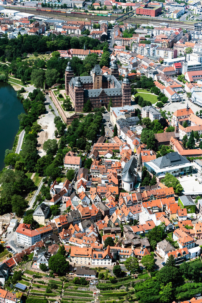 dr__0067483.jpg | ASCHAFFENBURG 17.06.2021 Gebäude und der Schloßpark- Anlagen des Wasserschloß Johannisburg in Aschaffenburg im Bundesland Bayern. // Building and castle park systems of water castle Johannisburg in Aschaffenburg in the state Bavaria. Foto: Daniel Reiter