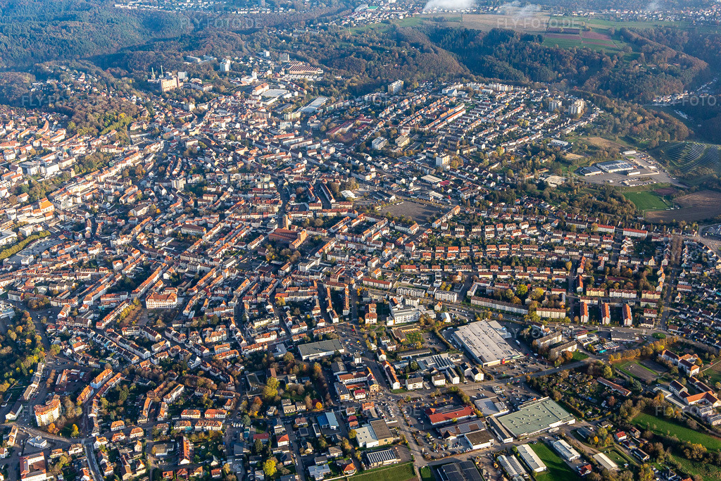 Luftbild: Innenstadt rund um den Meßsplatz in Pirmasens im Bundesland Rheinland-Pfalz in Deutschland. Foto: IMG_143808.jpg vom 26.10.2024 durch Werner Riehm/FLY-FOTO.de
