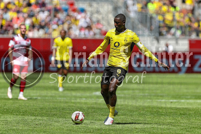 25.07.2026, GER, Fussball, Herren, Vorbereitungsspiel, Saison 2026/2027, Fortuna Düsseldorf - Borussia Dortmund | Serhou Guirassy (BVB) in Aktion am Ball, Einzelaktion