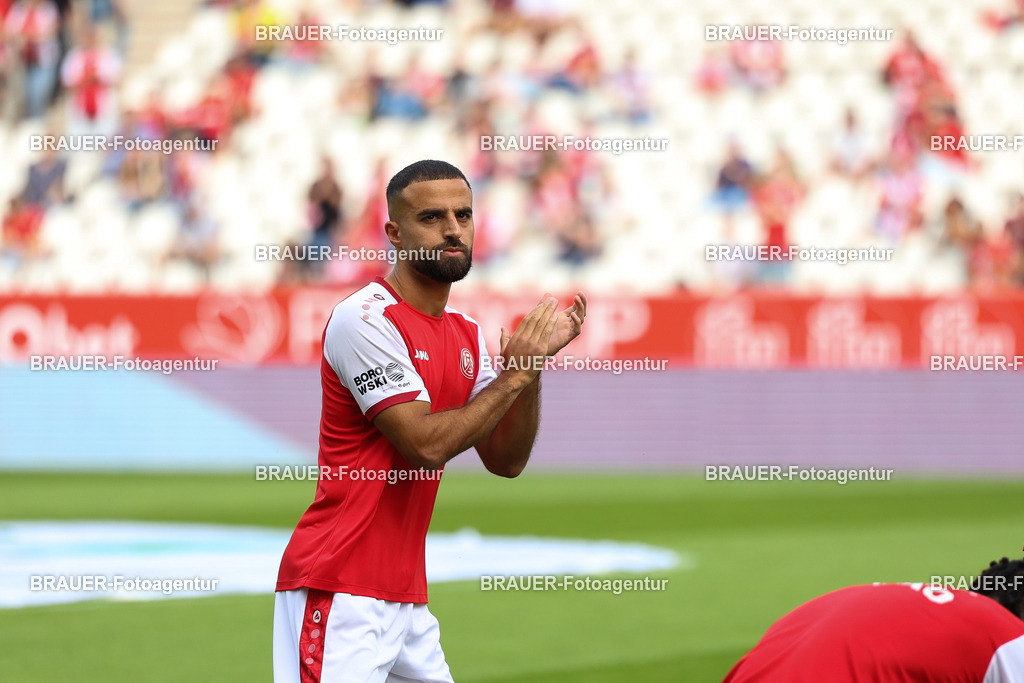 Rot-Weiss Essen - Hansa Rostock | Essen, Deutschland, 20.09.2025 Ramien Safi  (Rot-Weiss Essen) begrüßt die Fanswährend des 3.Liga Spiels zwischen  Rot-Weiss Essen und Hansa Rostock am 20.09.2025 im Stadion an der Hafenstraße in Essen. (Foto von Timo Bluhmki-Schmidt/Brauer Fotoagentur