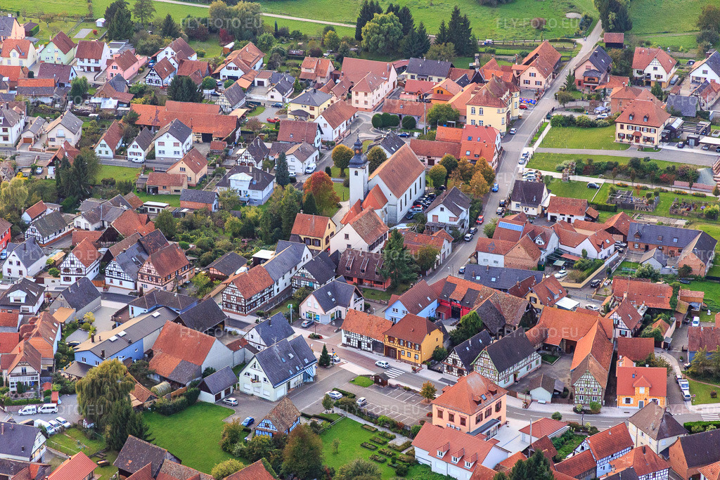Vue aérienne: Parc des Géants Beinheim et Église Sainte Croix de Beinheim à Beinheim dans le département Bas Rhin, France – .Photo: IMG_074459.jpg prise le 04/10/2014 par Werner Riehm/FLY-FOTO.eu – Résolution de l'original: 5472 x 3648 px
