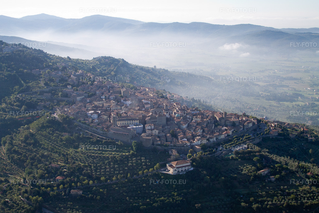 Vue aérienne: Vue de la ville à Cortona dans le département Arezzo, Italie. Photo: IMG_43786.jpg prise le 29/07/2011 par Werner Riehm/FLY-FOTO.eu – Résolution de l'original: 4272 x 2848 px