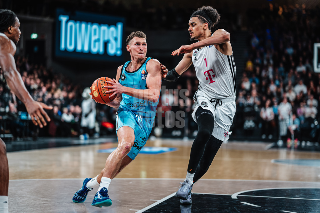 Basketball | Männer | Saison 2024/2025 | easyCredit Basketball Bundesliga | 16. Spieltag | Veolia Towers Hamburg vs. Telekom Baskets Bonn | 10.01.2025 | v.l. Brae Ivey (#1, Veolia Towers Hamburg) gegen Jonathan Bähre (#1, Telekom Baskets Bonn)