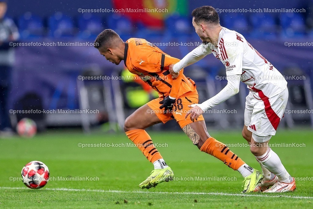 UCL22012501035 | 22.01.2025, Fußball, UEFA Champions League, Schachtar Donezk - Stade Brestois 29, Arena AufSchalke Gelsenkirchen, 7. Spieltag Saison 2024 2025: Pedrinho (Schachtar Donezk #38) im Zweikampf gegen Mathias Pereira Lage (Stade Brest #26)