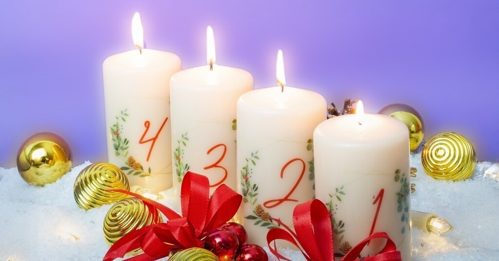 Grüße zum Advent: Adventsgrüße für Facebook im empfohlenen Format 1,91:1 | Grüße zum Advent: Adventskerzen mit weihnachtlicher Dekoration - Realisiert mit Pictrs.com