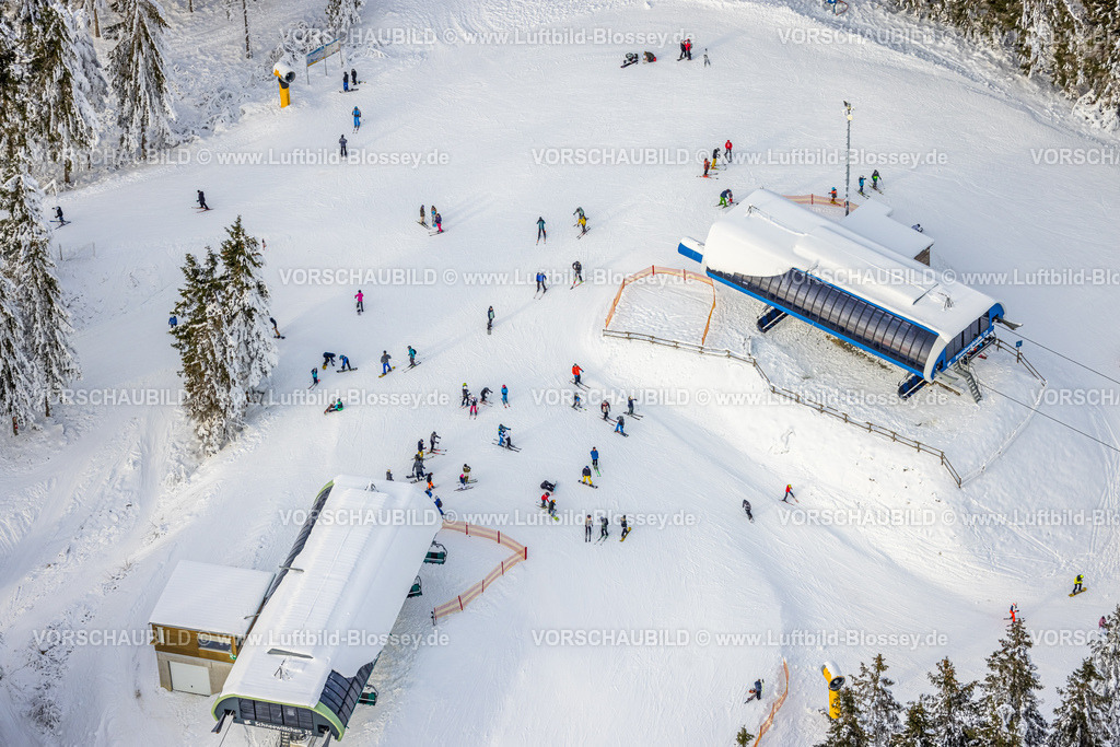 Winterberg221201135 | Luftbild Skipisten und Skifahrer, Skilifte Schneewittchen 25 und Brembergkopf 10, Winterwunderland in Winterberg im Sauerland, am Kahlen Asten und den Skiabfahrten und dem Skilift-Karussell Winterberg, Winterberg, Sauerland, Nordrhein-Westfalen, Deutschland