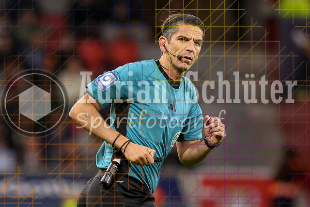 Bayer 04 Leverkusen vs Eintracht Frankfurt - Bundesliga  | Leverkusen, Deutschland, 12.09.25:   Schiedsrichter Deniz Aytekin schaut waehrend des Spiels der Bundesliga zwischen  Bayer 04 Leverkusen vs Eintracht Frankfurt in der BayArena(Foto von Brauer-Fotoagentur / Adrian Schlueter)