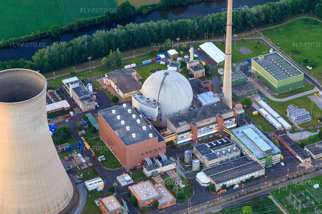 Luftbild: Kühltürme und Reaktorkuppel des Kernkraftwerk Grafenrheinfeld der Preussenelektra GmbH bei Sonnenuntergang in Grafenrheinfeld im Bundesland Bayern in Deutschland. Foto: IMG_099966.jpg vom 25.05.2017 durch Werner Riehm/FLY-FOTO.deWWW.PREUSSENELEKTRA.DE