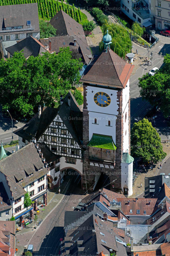 4033280 | FREIBURG IM BREISGAU 30.06.2020 Schwabentor im Stadtzentrum und Altstadt im Innenstadtbereich in Freiburg im Breisgau im Bundesland Baden-Württemberg, Deutschland. Weiterführende Informationen bei: Stadt Freiburg im Breisgau. // The city center and old town with cathedral in the downtown area in Freiburg im Breisgau in the state Baden-Wurttemberg, Germany. Further information at: Stadt Freiburg im Breisgau. Foto: Gerhard Launer