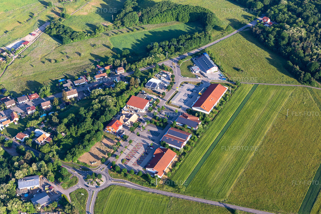 Luftbild: Einkaufsmärkte an der frz. Grenze in Berg im Bundesland Rheinland-Pfalz in Deutschland. Foto: IMG_131501.jpg vom 18.05.2022 durch Werner Riehm/FLY-FOTO.de