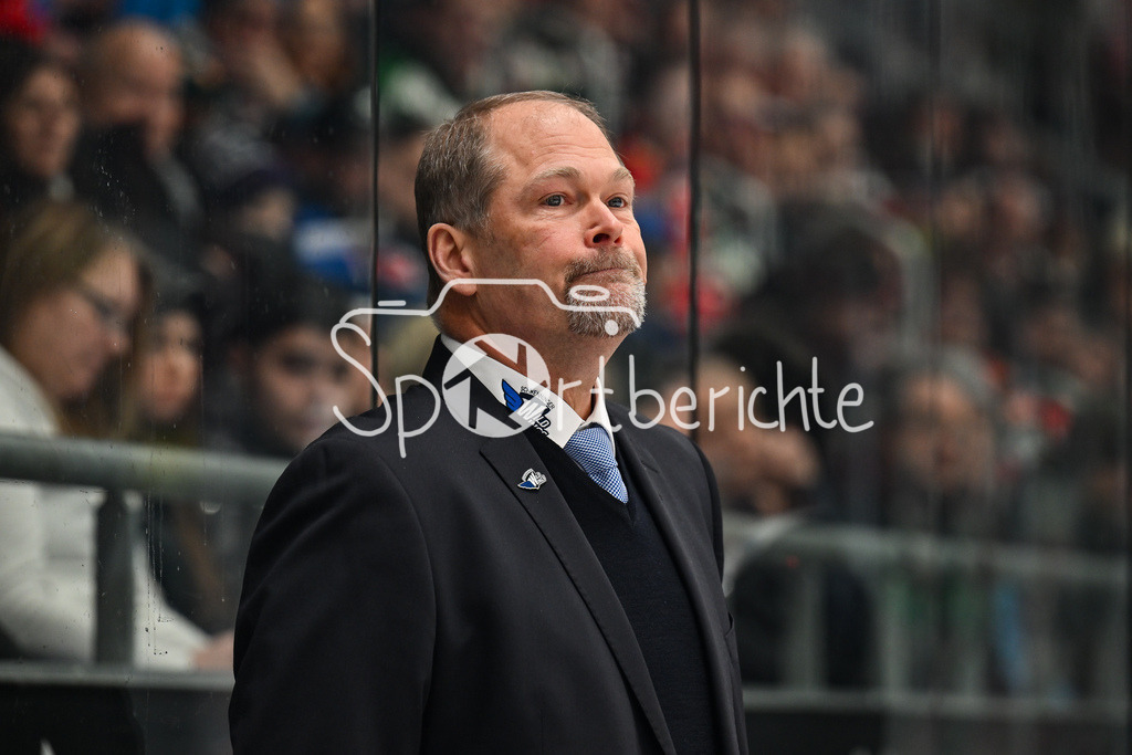 Augsburger Panther - Schwenninger Wild Wings | AUGSBURG, GERMANY - 02. JANUARY: im Bild Steve WALKER headcoach Schwenninger Wild Wings / Einzelfoto / Freisteller während dem Match zwischen den Augsburger Panthern und den Schwenninger Wild Wings am 35. Spieltag der Penny DEL im Curt Frenzel Stadion