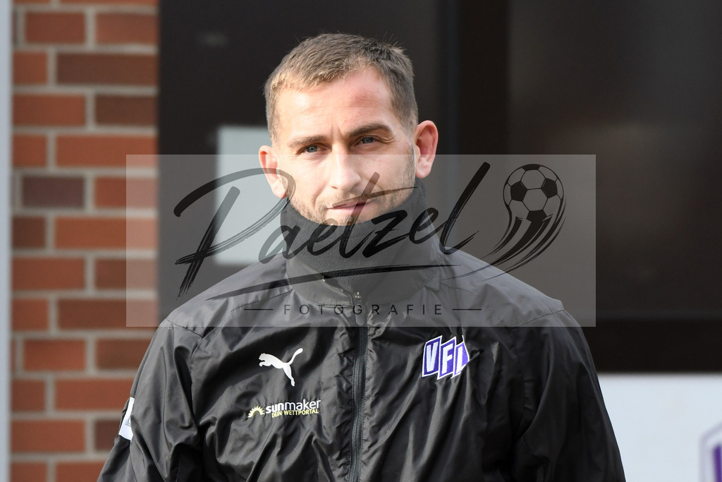 20200130_TRAOSN_0002 | Fußball, Herren: Marc Heider (VfL Osnabrueck) schaut waehrend der Trainingseinheit des VfL Osnabrueck im Sportpark Illoshoehe am 30.01.2020 in Osnabrueck, Deutschland. - Realisiert mit Pictrs.com