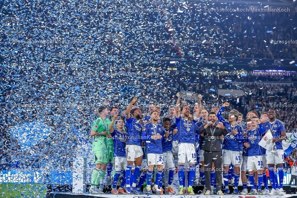 S0417052602043 | 17.05.2026, Fußball, FC Schalke 04 - Eintracht Braunschweig, 34. Spieltag, 2. Fußball Bundesliga, Veltins-Arena Gelsenkirchen, Saison 2025 2026: Schalke 04 ist Meister der 2. Bundesliga. Die Mannschaft gewinnt die Meisterschaft und steht jubelnd auf dem Spielfeld. Freude und Emotionen nach dem Sieg. Übergabe Siegerehrung Kenan Karaman&nbsp;&nbsp;(Schalke04 #19) mit der Meisterschale in der Hand neben Cheftrainer Miron Muslic (Schalke04) auf dem Podest DFB regulations prohibit any use of photographs as image sequences and or quasi-video.