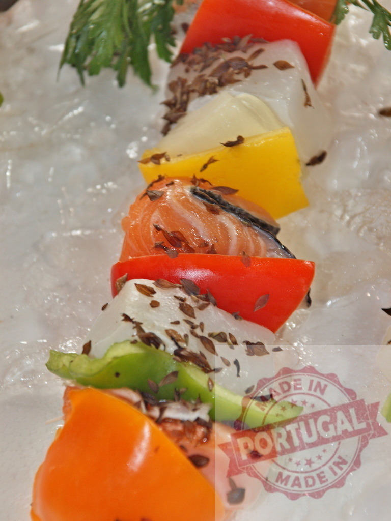 Fresh salmon and bell pepper raw seafood skewer | Colorful raw salmon and bell pepper skewers on crushed ice, a healthy appetizer - Realized with Pictrs.com