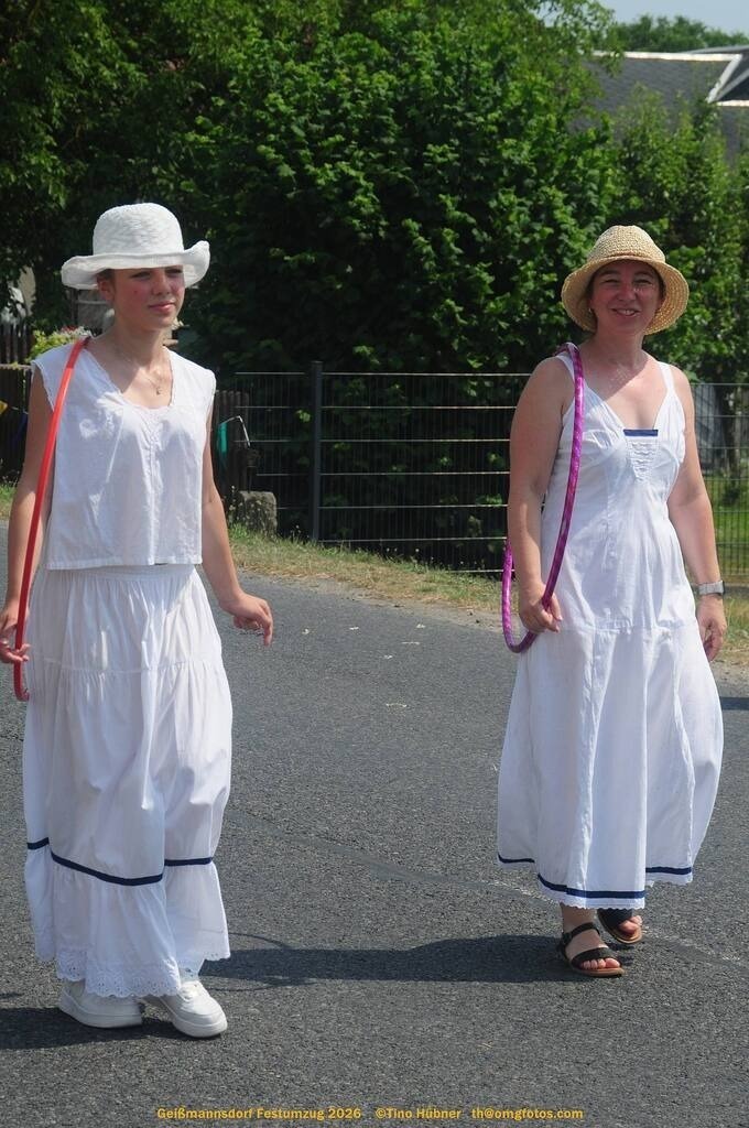 Geißmannsdorf-2026-Festumzug-116 | Festumzug in Geißmannsdorf bei Bischofswerda im Juni 2026. Fotografische Eindrücke und Momentaufnahmen vom Festumzug anläßlich des 800-jährigen Bestehens von Geißmannsdorf - mit Teilnehmern und Gästen, Strohpuppen und geschmückten Vorgärten und Grundstücken - Realisiert mit Pictrs.com
