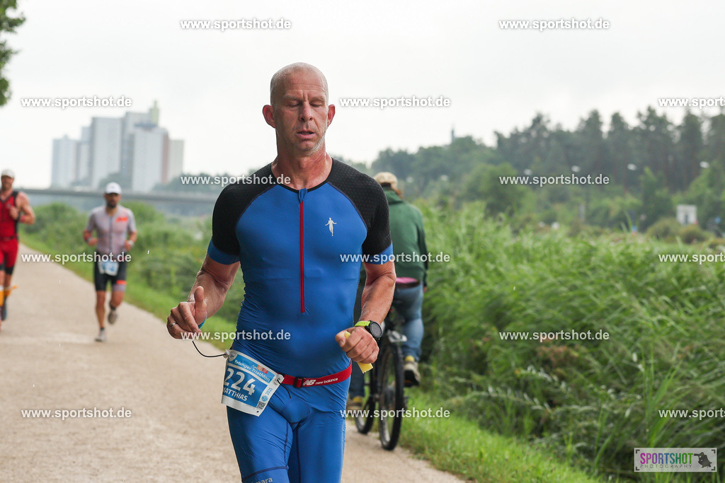 LUR_1718 | 34. M-net Erlanger Triathlon 2025 #erlangertriathlon  #mnettriathlon2025 #mnettriathlon #team #olympischedistanz #mitteldistanz #triathlon #maindonaukanal  #erlangertriathlon2025 #yourpictrs #tv1848 #tv1848erlangen  #triathlonbayern #sportinerlangen #demsportverbunden #sportshot_your_pictrs Copyright: www.sportshot.de