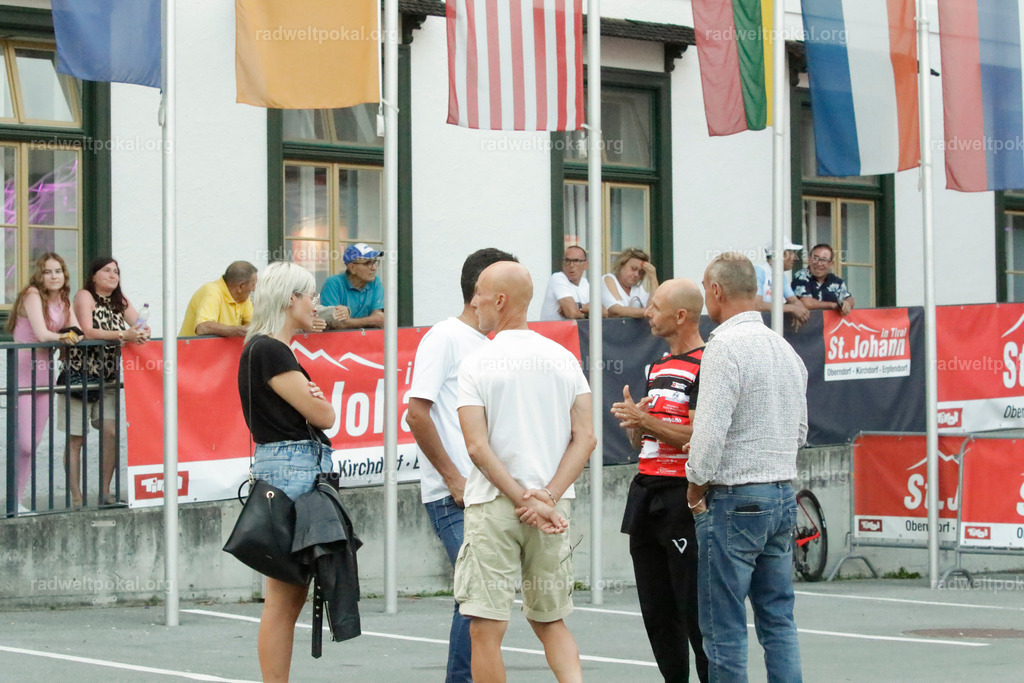 1416_20230817_Bewerb_Maenner_Muehlanger | AUT - OESTERREICH, 2023-08-16: SPORT RENNRAD-FAHREN - 55. INTERNATIONALER RADWELTPOKAL IN ST. JOHANN IN TIROL  - Vintage-Radrennen mit WM-Bronze-Medaillen-Siegerin Christina Schweinberger, den Teilnehmer und Alexander Baumann (vom Orginastions-Team) - TAG 2 BEWERB MAENNER IN SECHS GRUPPEN  ; Foto: Roland Muehlanger