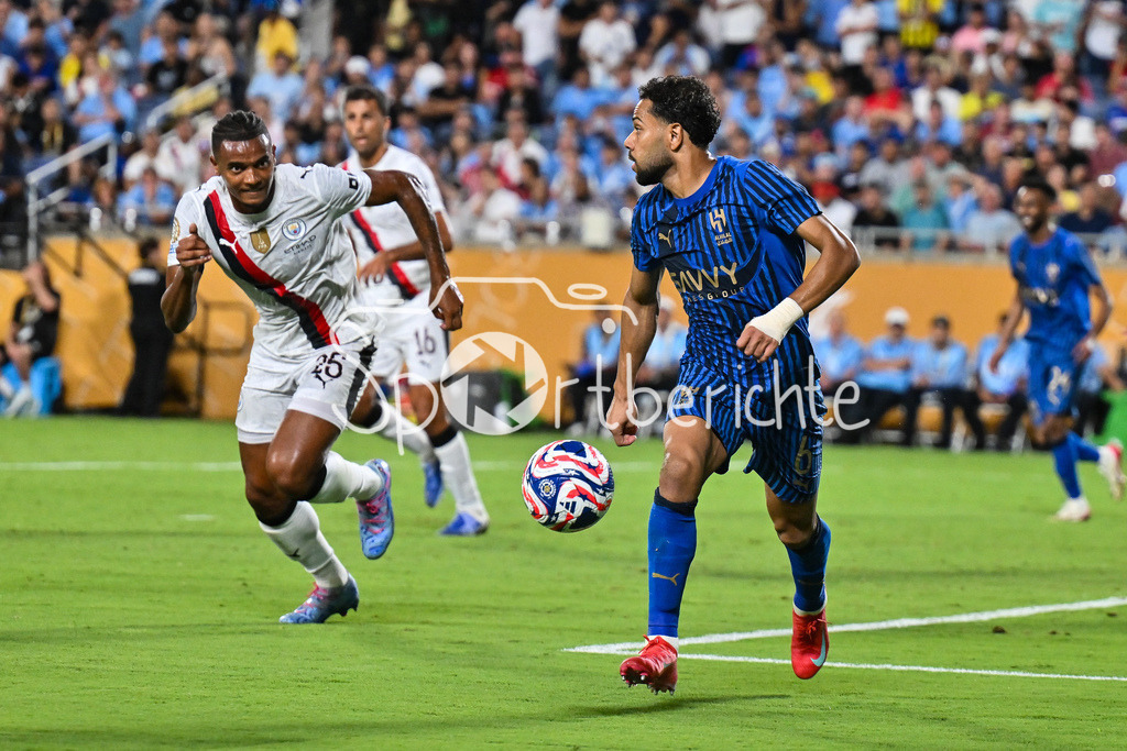 Manchester City - Al-Hilal SFC | im Duell Manuel AKANJI (Manchester City 25) und RENAN LODI (Al-Hilal 6) / Zweikampf / FIFA Club World Cup: Manchester City - Al-Hilal SFC, Camping World Stadium am 30.06.2025 / NOT FOR SALE IN USA