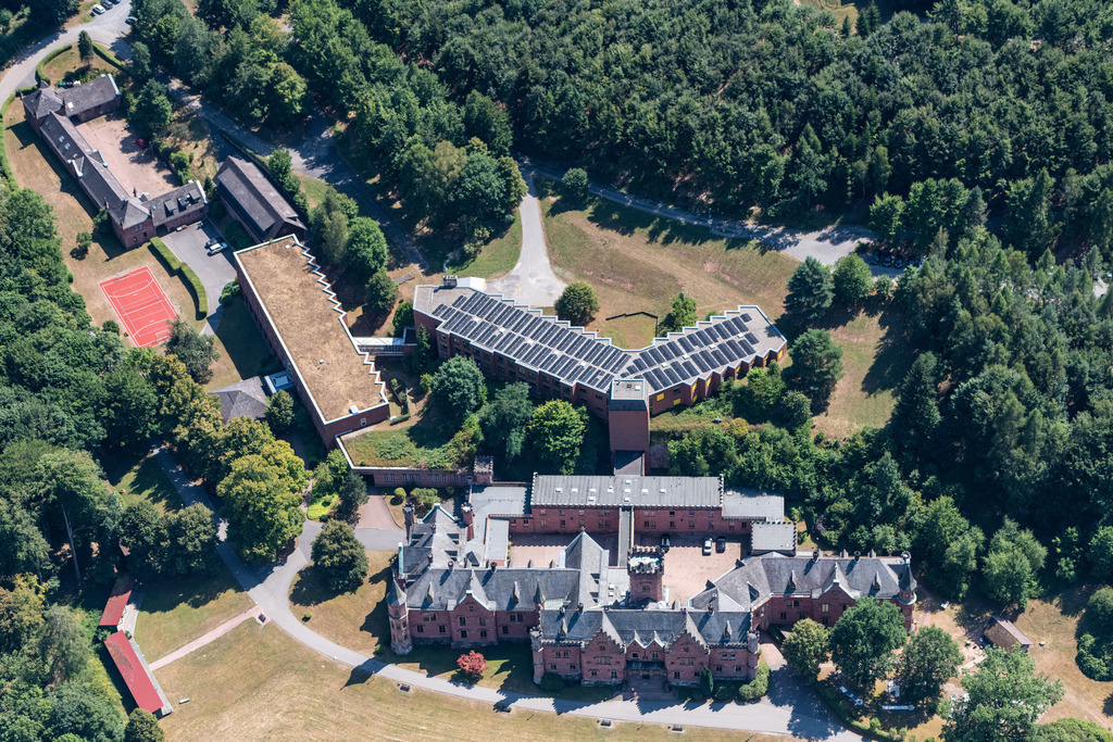 dr__0015645.jpg | MUDAU 03.08.2018 Klinikgelände des Krankenhauses Klinikum Schloss Waldleiningen in Mudau im Bundesland Baden-Württemberg, Deutschland. // Hospital grounds of the Clinic Klinikum Schloss Waldleiningen in Mudau in the state Baden-Wurttemberg, Germany. Foto: Daniel Reiter