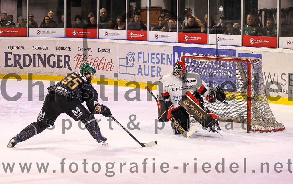 2024-03-15_106_TSV_Erding_gegen_EHC_Koenigsbrunn | Erding, Deutschland, 15.03.2024:
Eishockey, Bayernliga Playoffs 2023 / 2024, 3. Spieltag, TSV Erding gegen EHC Königsbrunn, Endergebnis: 3:4 n. V.

Petr Pohl (Erding Gladiators, #55), Torwart Stefan Vajs (EHC Königsbrunn, #32)

Foto: Christian Riedel / fotografie-riedel.net