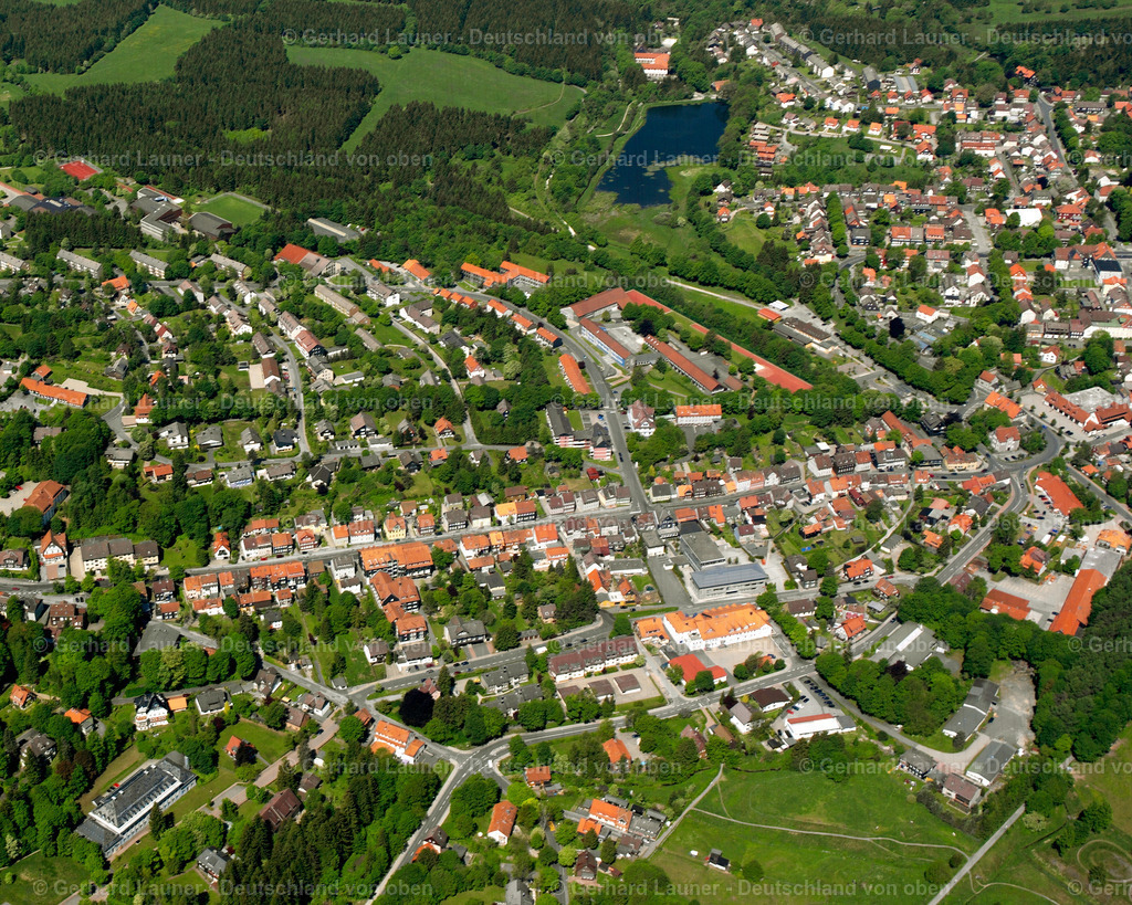 2638497 | CLAUSTHAL-ZELLERFELD 09.06.2006 Von Wald und Forstgebieten umgebener Ortskern der Straßen und Häuser und Wohngebiete in Clausthal-Zellerfeld im Bundesland Niedersachsen, Deutschland // Surrounded by forest and forest areas center of the streets and houses and residential areas in Clausthal-Zellerfeld in the state Lower Saxony, Germany Foto: Gerhard Launer