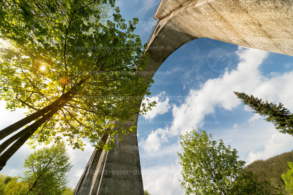 Viadukt in Willingen aus Ameisenperspektive | Das Viadukt ist ein Wahrzeichen der Gemeinde Willingen Upland. Froschperspektive mit Weitwinkel Objektiv. Willingen ist ein beliebter Urlaubsort im Sauerland.