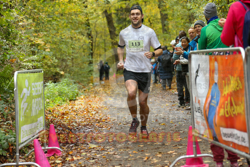 251026_1222_EX1_0181 | Sportfotografie im Rhein-Sieg Kreis, Köln, Bonn, NRW, Rheinland Pfalz, Hessen, etc. Unser Tätigkeitsfeld umfasst den Laufsport vom Volkslauf über den Marathon, Duathlon, Triathon bis zum Ultralauf wie Kölnpfad Ultra oder Schindertrail.