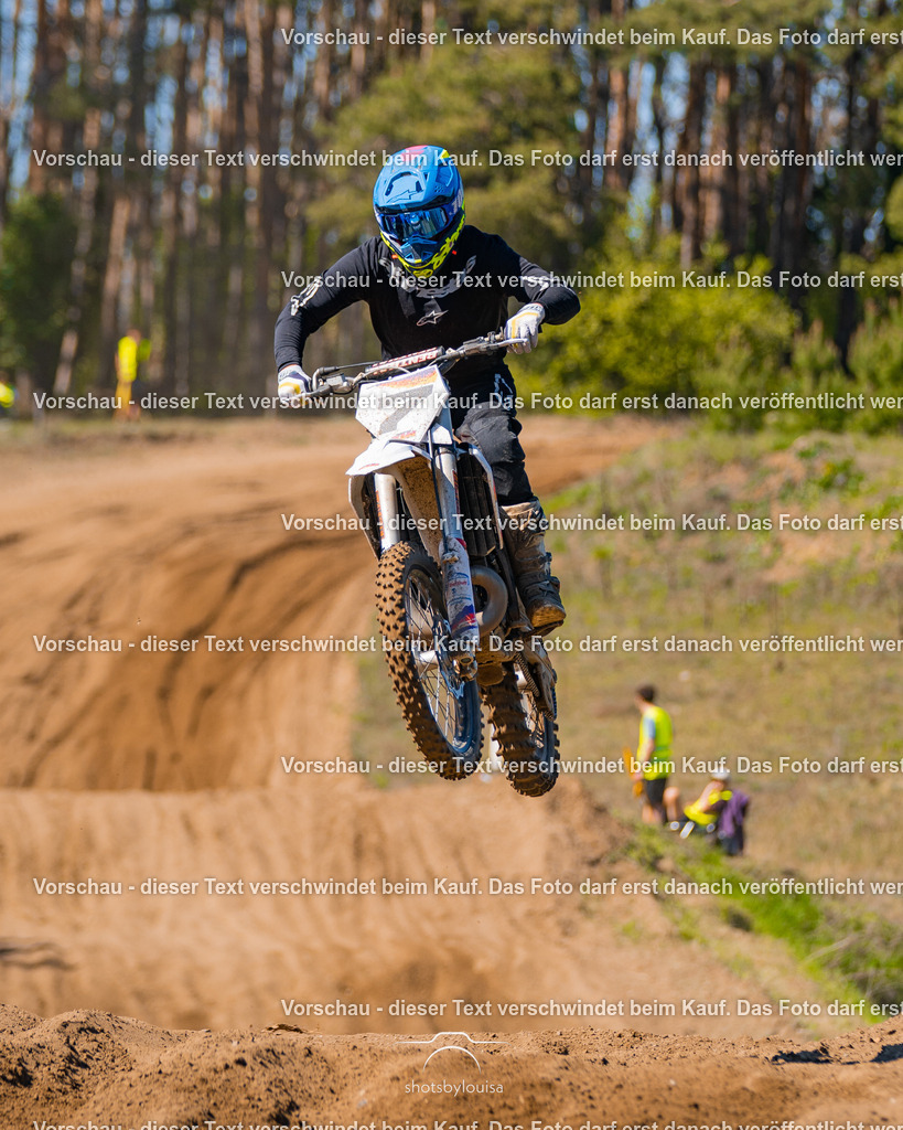 20260501_MCWriezen-3610 | Sportfotografin aus Berlin-Brandenburg mit Fokus auf Motocross. Ich halte deine sportliche Leistung und echte Emotionen auf und neben der Strecke professionell fest. Entdecke die Fotos von deinem Rennen und bestelle sie direkt hier im Shop.