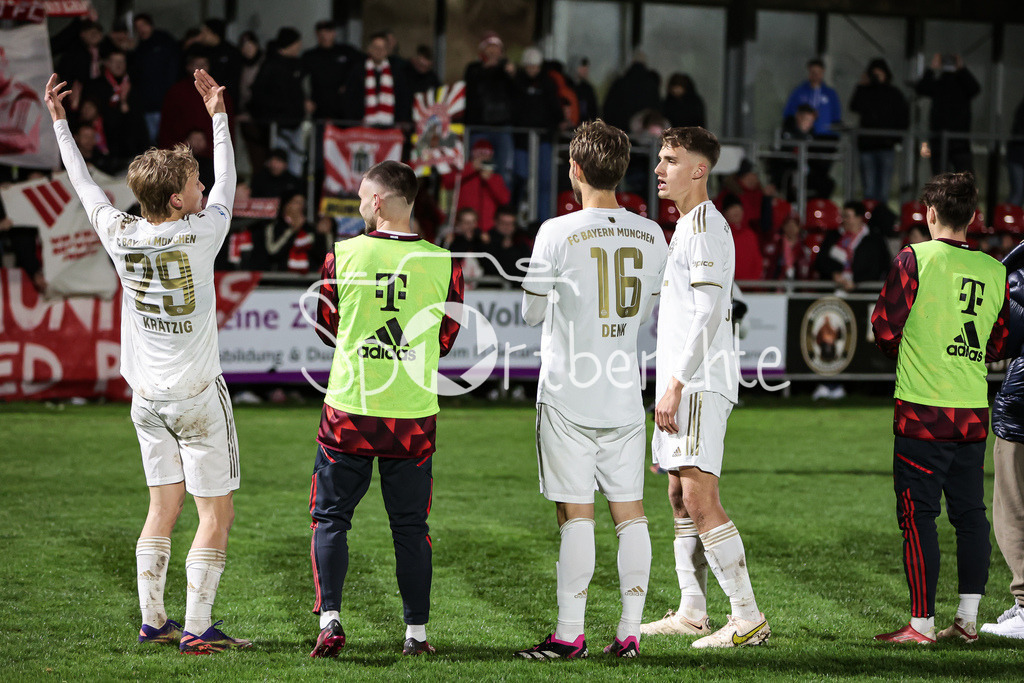 SV Heimstetten - FC Bayern Amateure | Die Spieler der Amateure feier mit den mitgereisten Fans den Sieg in Heistetten