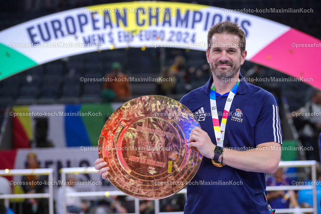 EHFEURO28012402044 | 28.01.2024, EHF EURO 2024, Männer Europameisterschaft Handball, Lanxess Arena in Köln, Finale, Frankreich - Dänemark: Frankreich ist Europameister - Nationaltrainer Guillaume Gille (Frankreich) posiert nach dem Sieg mit der Siegerschale