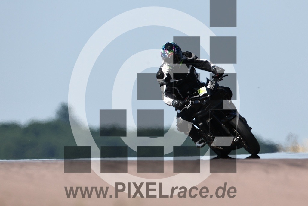 0859-20250621_01221 | Schöne Erinnerungen an spannende Momente - das festzuhalten ist unser Job. PIXELrace.de ist seit 2003 auf den Rennstrecken Europas unterwegs um die Action draußen beim Fahren und die wunderbare Stimmung imm Fahrerlager für euch einzufangen.