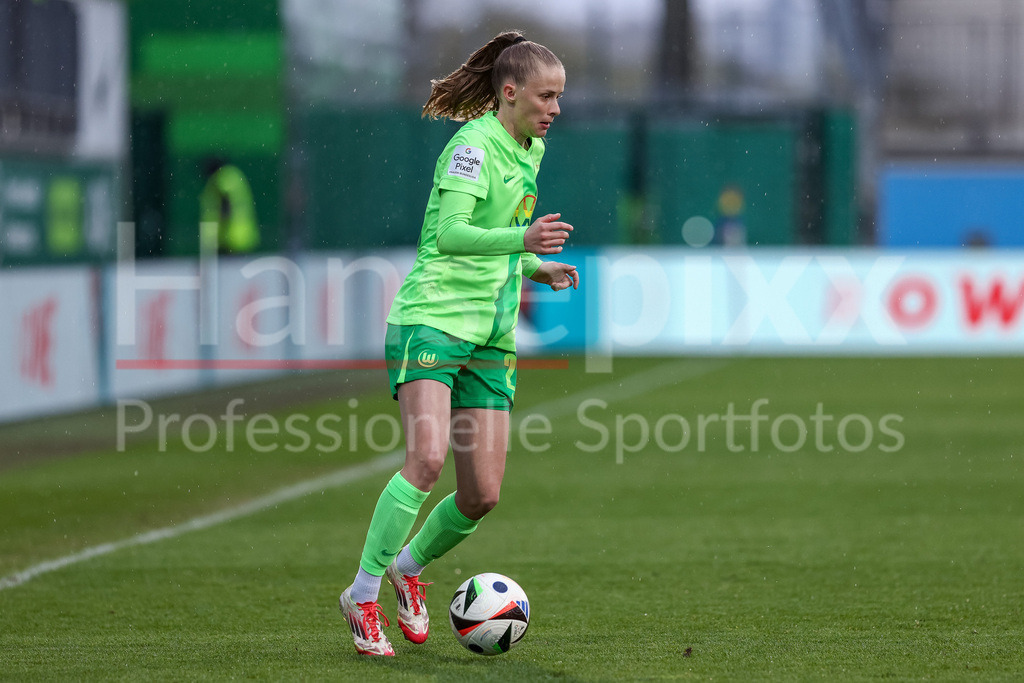 Fussball, Google Pixel Frauen-Bundesliga, VfL Wolfsburg - SGS Essen | v.li.: Vivien Endemann (VfL Wolfsburg, 25) am Ball, Freisteller, Einzelbild, Ganzkörper, Aktion, Action, Spielszene, DIE DFB-RICHTLINIEN UNTERSAGEN JEGLICHE NUTZUNG VON FOTOS ALS SEQUENZBILDER UND/ODER VIDEOÄHNLICHE FOTOSTRECKEN. DFB REGULATIONS PROHIBIT ANY USE OF PHOTOGRAPHS AS IMAGE SEQUENCES AND/OR QUASI-VIDEO.