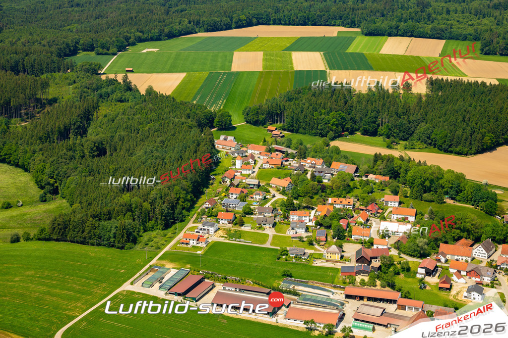 Das Luftbild zeigt Weiler Osterberg - Die Luftaufnahme wurde 2023 vom UL-Flugzeug aus erstellt ( keine Drohne ) - Hochauflösende Luftaufnahme - Für grossformatige Ausdrucke geeignet. Die Geschenkidee !Mit Lizenz und Bildrechte bestellbar