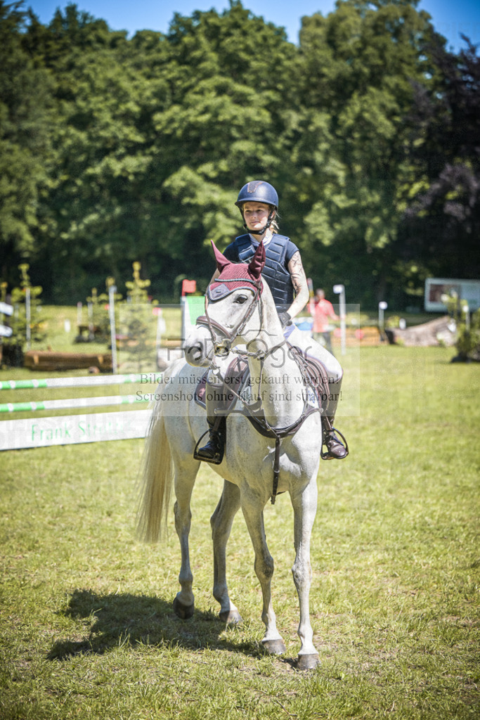 DOS_7656 | Entdecke hochwertige Reitturnierfotos von Foto Oger. Professionell, emotional und authentisch – jetzt Lieblingsmomente im Shop bestellen.Deutschlandweite Turnierfotografie. - Realisiert mit Pictrs.com