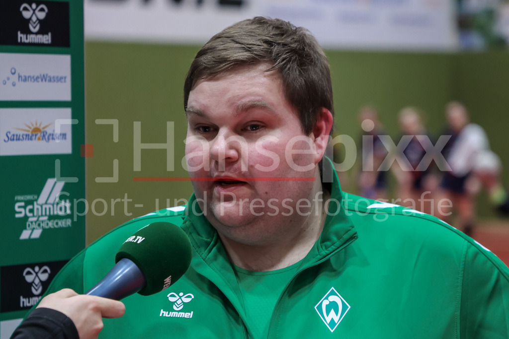 Handball, 2. Bundesliga Frauen, SV Werder Bremen - 1. FSV Mainz 05 | v.li.: Timm Dietrich (Trainer, Cheftrainer, SV Werder Bremen) während der Pressekonferenz nach dem Spiel, Portrait, Nahaufnahme, Einzelfoto, Einzelbild