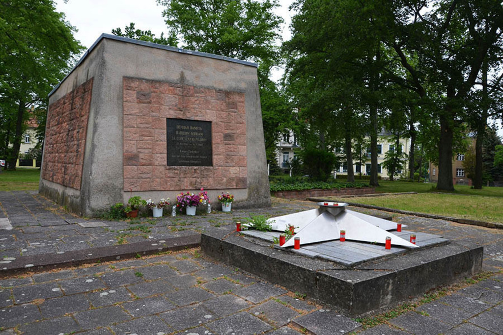 Grimma - Denkmal der Roten Armee | Entdecke über 20 Kategorien Leipzig-Motive: Foto-Downloads, hochwertige Poster, Leinwand- & Fine-Art-Prints. Jetzt Lieblingsfoto im Bildlexikon Leipzig Shop bestellen!