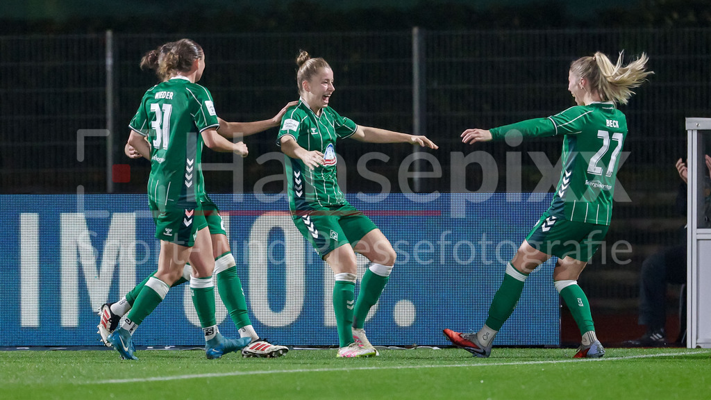 Fussball, Google Pixel Frauen-Bundesliga, SV Werder Bremen - RB Leipzig | v.li.: Hanna Nemeth (SV Werder Bremen, 23), Torschützin Michelle Ulbrich (SV Werder Bremen, 5) und Sharon Beck (SV Werder Bremen, 27) mit Torjubel, Jubel, jubeln, jubelt, optimistisch, Spielszene, Highlight, Freude über das Tor zum 1:0, DIE DFB-RICHTLINIEN UNTERSAGEN JEGLICHE NUTZUNG VON FOTOS ALS SEQUENZBILDER UND/ODER VIDEOÄHNLICHE FOTOSTRECKEN. DFB REGULATIONS PROHIBIT ANY USE OF PHOTOGRAPHS AS IMAGE SEQUENCES AND/OR QUASI-VIDEO.