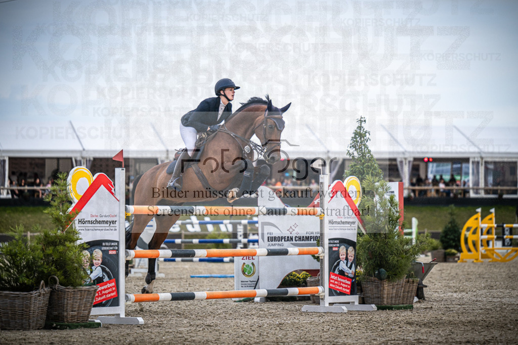 DOS_7533 | Entdecke hochwertige Reitturnierfotos von Foto Oger. Professionell, emotional und authentisch – jetzt Lieblingsmomente im Shop bestellen.Deutschlandweite Turnierfotografie. - Realisiert mit Pictrs.com