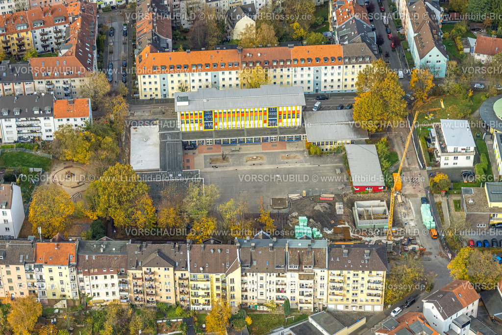 Hagen251101272 | Luftbild, Baustelle mit Baukran an der Henry-van-de-Velde-Schule, herbstliche Bäume, Mittelstadt, Hagen, Ruhrgebiet, Nordrhein-Westfalen, Deutschland
