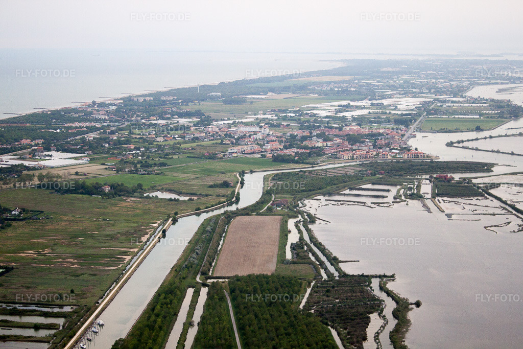 Luftbild: Ortsansicht in Cavallino im Bundesland Venetien in Italien. – Foto: IMG_50330.jpg vom 07.06.2012 durch Werner Riehm/FLY-FOTO.de – Auflösung des Originals: 4752 x 3168 px