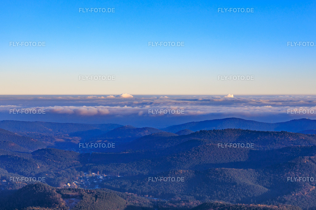Ortsansicht aus Westen am Abend | Luftbild: Ortsansicht aus Westen am Abend im Ortsteil Lauterschwan in Erlenbach im Bundesland Rheinland-Pfalz in Deutschland. Foto: IMG_151783.jpg vom 22.11.2025 durch Werner Riehm/FLY-FOTO.de - Realisiert mit Pictrs.com